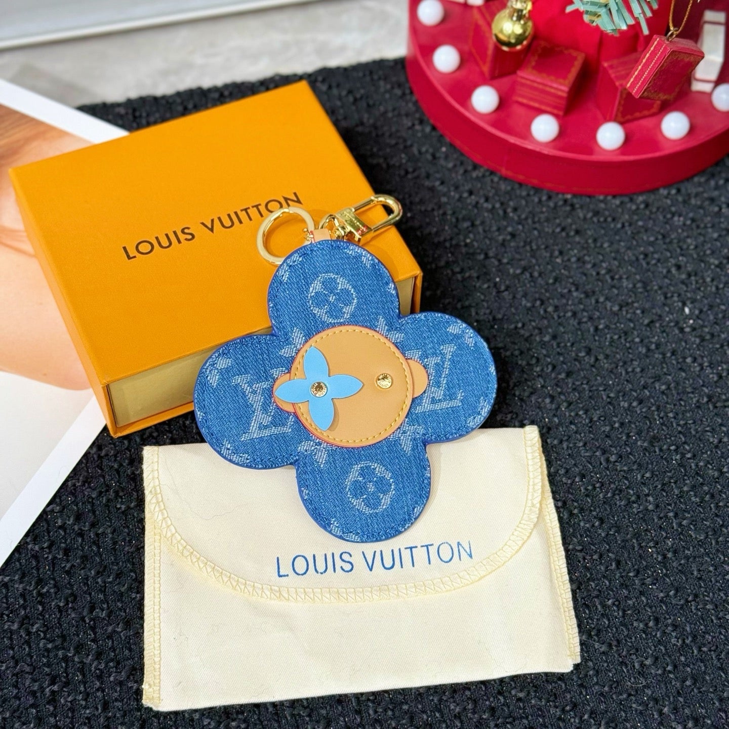 Vivienne Head Mng Mirror Key Holder